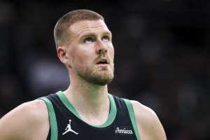 波津希望将绿军夺冠经验传授给老鹰，并称赞特雷-杨是顶级的传球手之一。