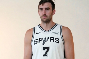 文班：与科内特双塔效果更佳，因成熟度、耐心和经验均有提升