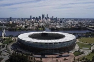 《共和报》报道，米兰与科莫的联赛比赛已获欧足联批准，将在澳大利亚举行。