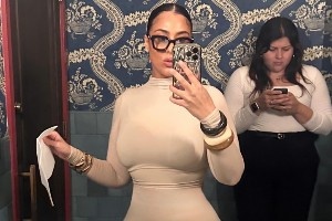 皮尔斯提问：男友为大屁股女性点赞算出轨吗？女主持回应：不算，我能理解他的行为。