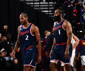 比尔盛赞莱昂纳德天赋卓绝，称其为篮球史上最顶级的球员之一。