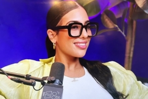 女主持人问皮尔斯会不会在家里装按摩浴缸来调情，皮尔斯回应说家里并没有那种东西。