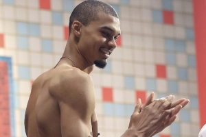 文班表示，如今的他身体更为强壮，在力量、掌控力以及对抗方面均取得了进步。