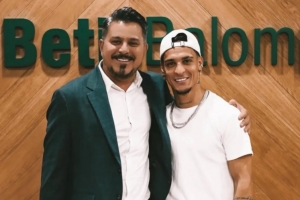 贝蒂斯视安东尼如己出，为促成其转会，球员亦同意大幅降薪。