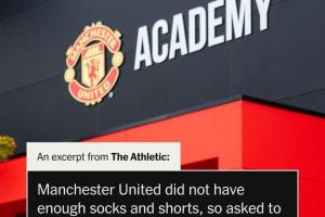 曼联U13球队装备短缺，被迫向埃弗顿借用球袜和短裤才得以出战。
