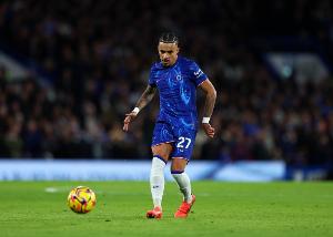 古斯托的首件印号球衣是贝尔的，蓝军首秀即对阵利物浦。