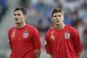 据邮报报道，英格兰队内部曾存在严重的派系问题，当时利物浦与曼联的球员甚至会分桌就餐。