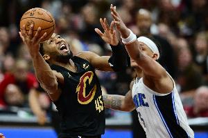 ESPN发布新赛季东部排名预测：骑士与魔师位列前两位，尼克斯紧随其后排名第三，步行者位居第四。