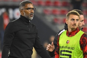 法国媒体报道称，雷恩队内更衣室矛盾突出，多位球员对主帅的战术部署心存疑虑。