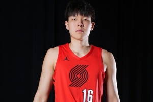 媒体人评价杨瀚森首节表现略显狼狈，其转换进攻节奏较快，导致体能消耗迅速，需要跟随大量跑动。