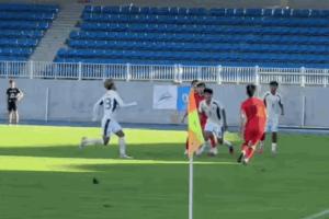 王钰栋热身赛被恶意飞踹，经纪人金畅质问国家队：对年轻球员的保护何在？