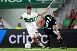 据西班牙媒体报道，皇家马德里俱乐部正在积极寻觅一名具备创造力能力的中场球员，目前效力于埃尔切俱乐部的年轻球员门多萨已进入其考察范围。