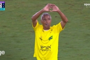 风采依旧！传奇赛巴西8-3意大利，罗马里奥中圈启动单刀吊射破门