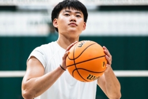 赵维伦在旧金山大学训练后晒照，展现更强壮体魄。