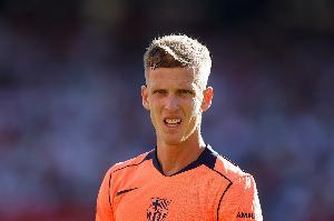 《阿斯报》：巴萨对奥尔莫国家队受伤一事感到非常愤怒，同时质疑为何赫伊森能够提前返回皇马。