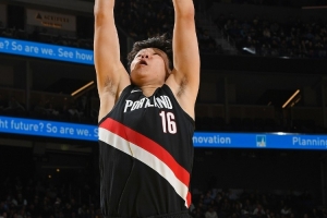 媒体人：小杨此役14分尽显多面特质，经历此类比赛后他将愈发从容。