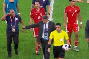 马宁险些遭遇冲突，赛后连续出示三张红牌给印尼球员，还遭到对方背后怒推，最终在安保人员保护下离场。