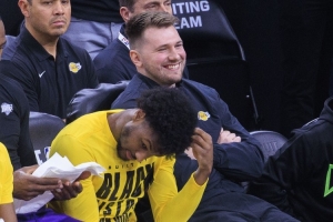 詹姆斯受伤引发连锁反应，东契奇MVP概率随之上升，布朗尼有望获得更多上场时间。