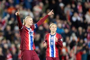 哈兰德世预赛连续两场戴帽，成欧洲第五人，凯恩曾在2021年达成此成就。