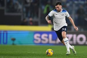 据《米兰体育报》报道，AC米兰和国际米兰都对拉齐奥后卫吉拉表现出兴趣，而皇马拥有其未来转会的50%二次分成权益。