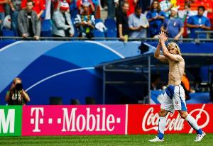 捷克队于出线关键战中不敌法罗群岛，总经理内德维德就此向球迷致歉，并表示感到非常失望。