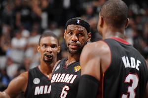 余华：当年李秋平曾预言热火三巨头必胜小牛，但因人物过于活跃，作者在写作中难以把控。