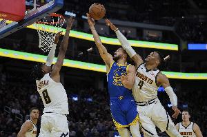 余华表示，威少如今的处境与库里有关，倘若没有库里，威少现在仍能拿到5000万的年薪。