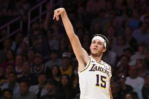 里夫斯：我的场上反应均源自比赛本身，相较于克六，我更欣赏雷迪克。