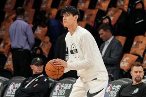 曾凡博透露：赛前教练组会明确告知球员是否出场，因此他早知第二场不会上场。