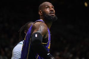 巴克利：多数打季前赛的年轻人根本留不下，詹姆斯出战20分钟意义何在？