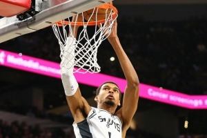 文班亚马出现7次失误，米奇教练表示这是季前赛中，球员在尝试不同打法与阵容搭配以寻求磨合的过程。