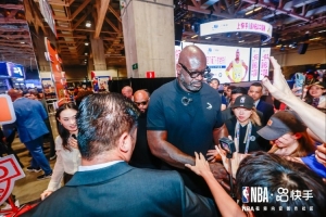 奥尼尔快手展台互动引爆NBA中国赛现场，球星与球迷热情互动，实现双向奔赴。