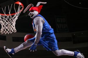 东部冠军25周年庆！前76人吉祥物极速兔子“嘻哈”确定在新赛季回归。