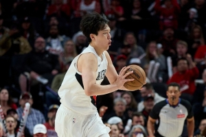 如何改进杨瀚森在空位接不到球？比卢普斯：我会让他更多组织进攻