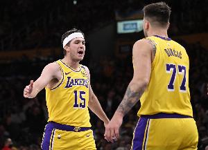 里夫斯透露：东契奇在训练中曾尝试单脚投出10米外的三分球，结果球都差点没进，这表现实在令人难以置信。