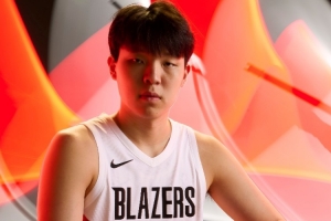 鲁媒：杨瀚森对高强度比赛的适应能力持续提升，他的表现没有辜负球迷的期待。