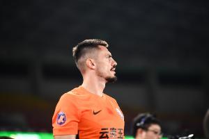 布尔克在谈及自己因国安染红事件时表示，他认识到中超联赛的判罚尺度与欧洲存在显著差异。