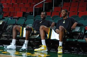 前队友回忆杜兰特初尝葡萄酒时的情景，称其当时渴望展现成熟一面，希望能更好地融入球队。