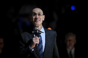 NBA上赛季球队平均创收达4.08亿美元，总计收入122亿美元，其中勇士队以8.33亿美元位居榜首。