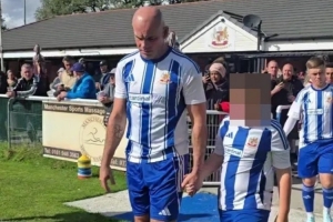 太阳报报道称，曼联旧将吉布森在时隔四年后宣布复出，他将加盟一支英格兰第九级别的球队。