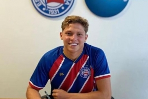 据《镜报》报道，曼城与米兰均有意引进巴伊亚17岁小将，该球员的解约金高达8700万镑。