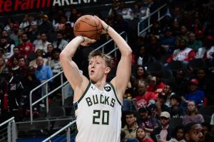 AJ-格林与雄鹿达成4年4500万续约，其精准的三分能力是关键筹码，已连续三个赛季三分命中率保持在40%以上，堪称“三分神射”。