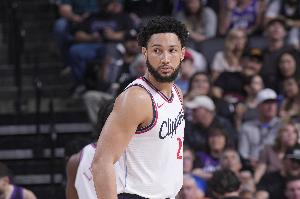 知名记者透露，纽约尼克斯队曾考虑将拉塞尔·威斯布鲁克作为替补控球后卫的选项，而目前丹尼斯·施罗德是该位置的热门人选。