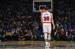 库里表示，休赛期过度苦练并非万全之策，他唯一能掌控的只有保证充足的睡眠和保持内心的平静。