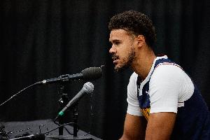 阿德尔曼评价C-约翰逊：不认同他为融入球队而放弃本应出手的投篮选择。