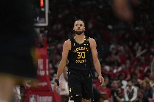 库里：第17个赛季状态颇佳，期待揭幕战战胜湖人。