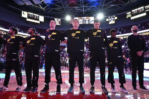 爵士队史首次单赛季遭遇60+负，而其他球队均有过单赛季60+负的历史。