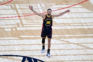 赛季火热开局有多关键？库里回应：每个赛季都盼如此，坦言上赛季中期曾脱轨。