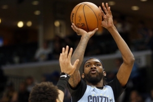 灰熊官方宣布：球队已与德容-雅罗完成签约，并已裁掉劳森-洛夫林。