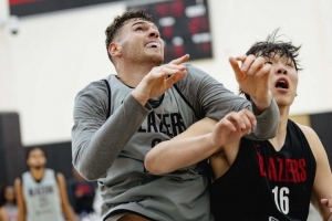 据队媒报道，开拓者可以考虑让杨瀚森与克林联袂组成双塔阵容，以提升球队的内线统治力。